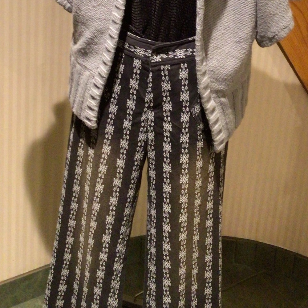 NWT B/W patterned pants, distressed look